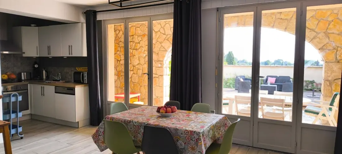 Propriété 22 Pers. Avec Jardin Et Piscine