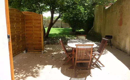 Studio avec piscine commue et une grande terrasse Le Thor