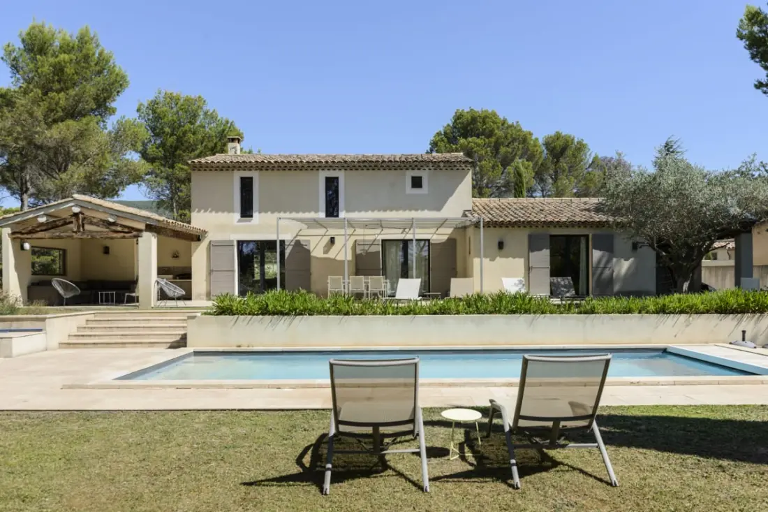 Bastide Blanche : Villa Avec Piscine Et Terrain De Pétanque à Lourmarin.