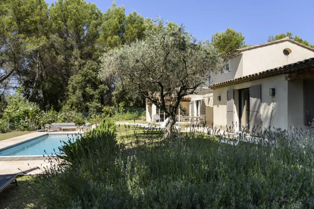 Bastide Blanche : Villa Avec Piscine Et Terrain De Pétanque à Lourmarin.
