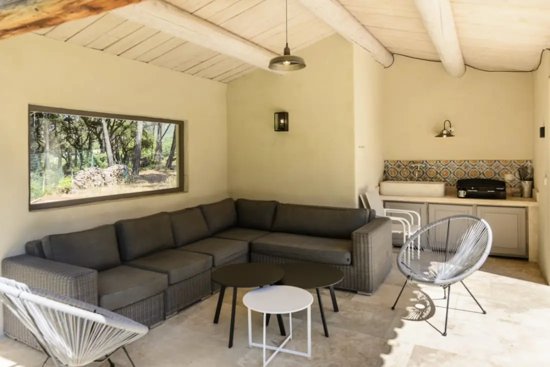 Bastide Blanche : Villa Avec Piscine Et Terrain De Pétanque à Lourmarin.