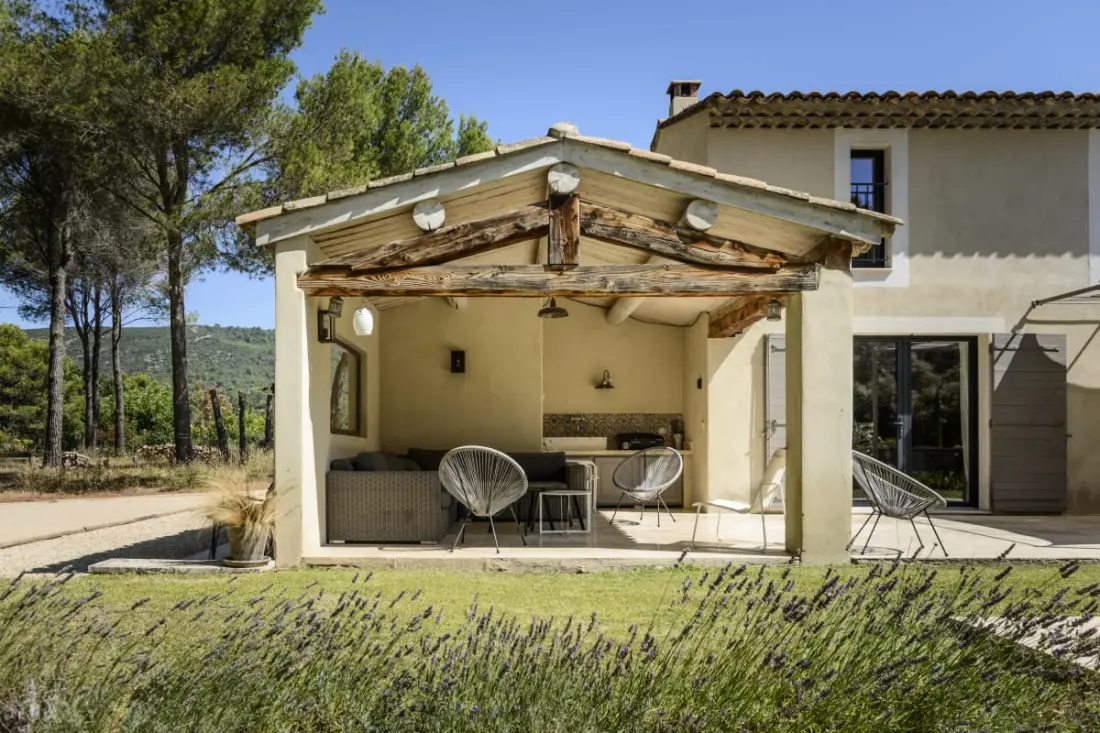 Bastide Blanche : Villa Avec Piscine Et Terrain De Pétanque à Lourmarin.