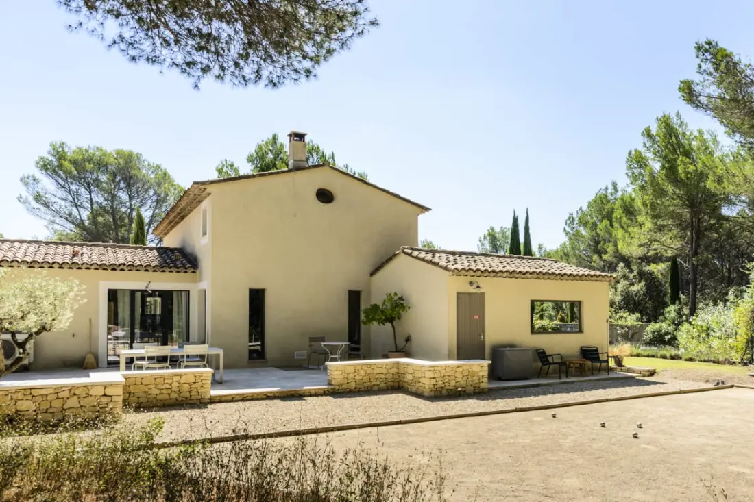 Bastide Blanche : Villa Avec Piscine Et Terrain De Pétanque à Lourmarin.