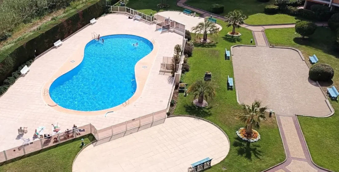 Appartement Avec Piscine à Mandelieu-la-napoule