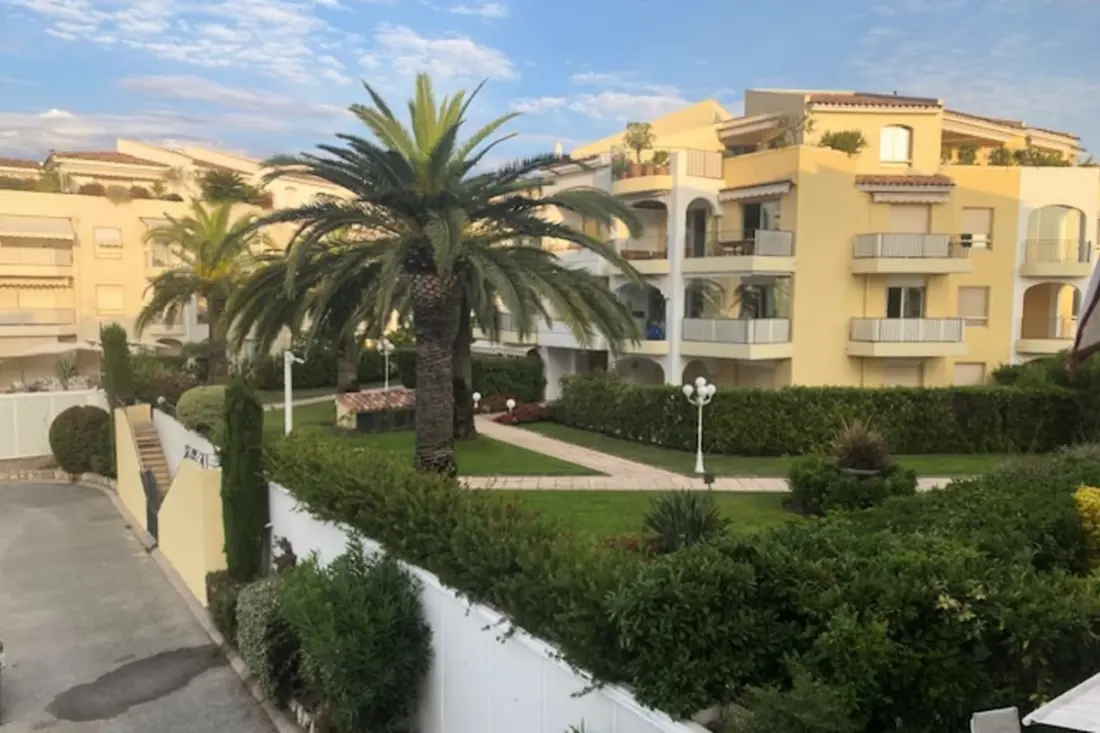 Appartement Avec Piscine Partagée Et Terrasse