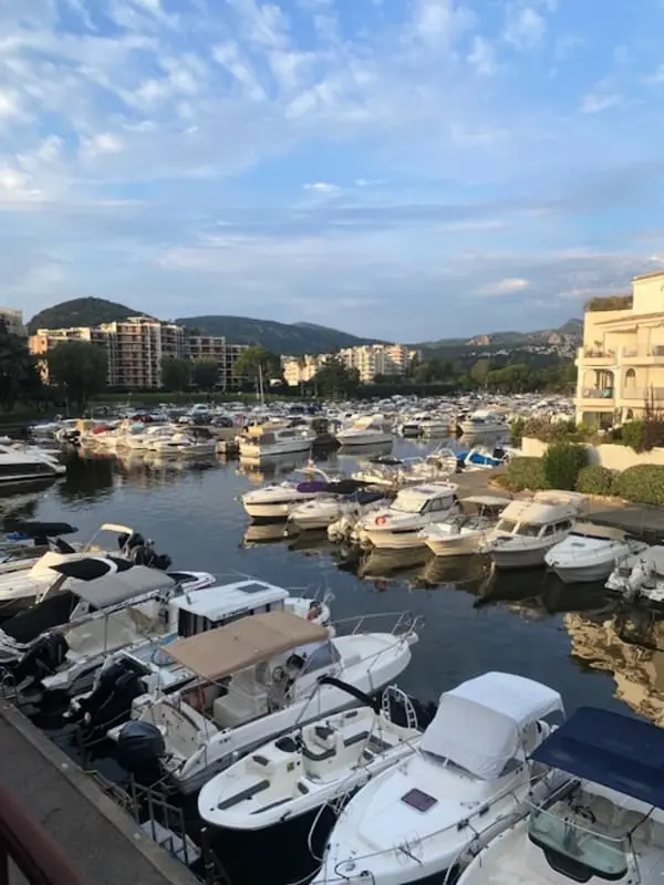 Appartement Avec Piscine Partagée Et Terrasse