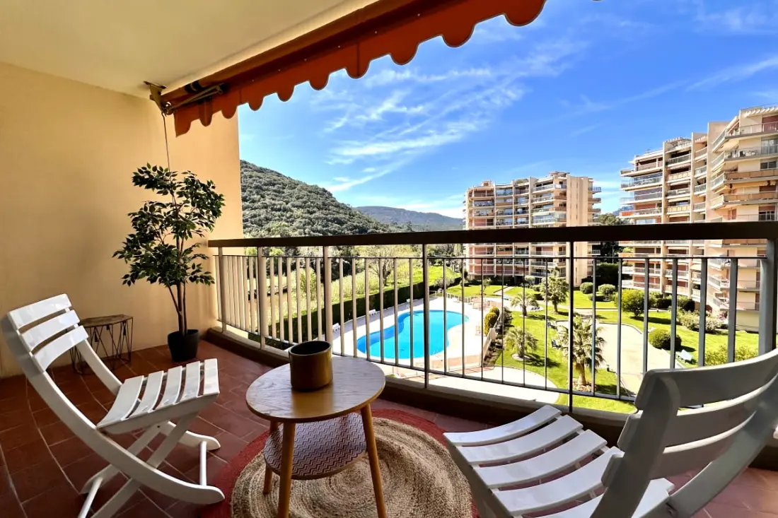 Appartement Avec Terrasse Et Piscine à Mandelieu