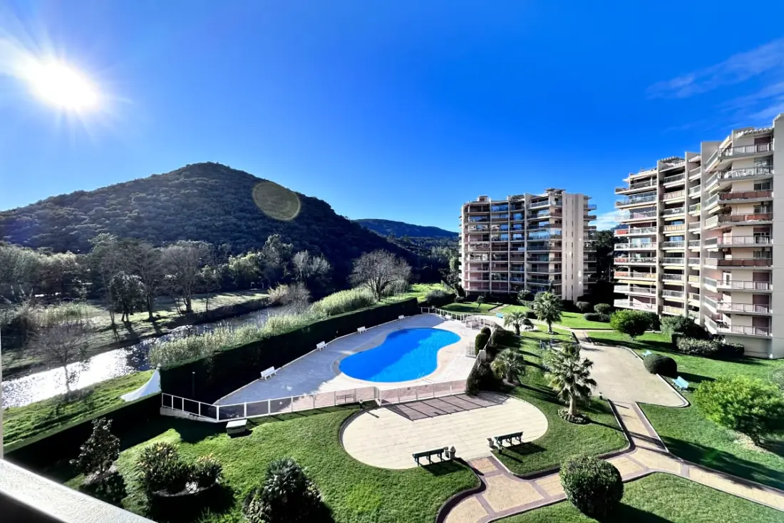 Appartement Avec Terrasse Et Piscine à Mandelieu