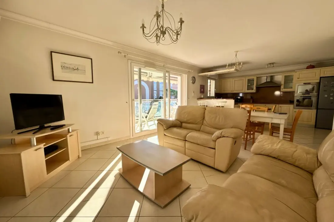 Appartement Lumineux à Mandelieu, Proche De La Mer