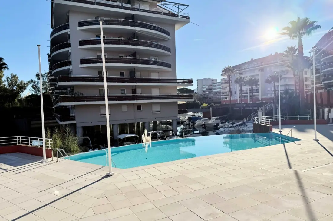 Appartement Lumineux à Mandelieu, Proche De La Mer
