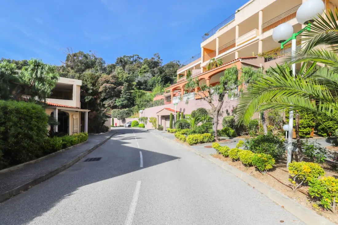 Appartement à Mandelieu - Piscine Et Court De Tennis