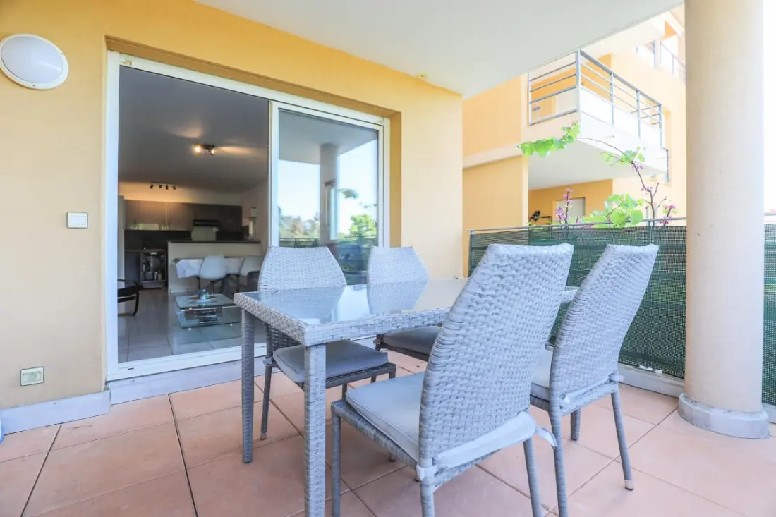 Appartement à Mandelieu - Piscine Et Court De Tennis