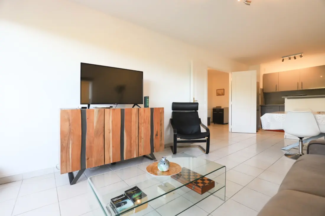 Appartement à Mandelieu - Piscine Et Court De Tennis