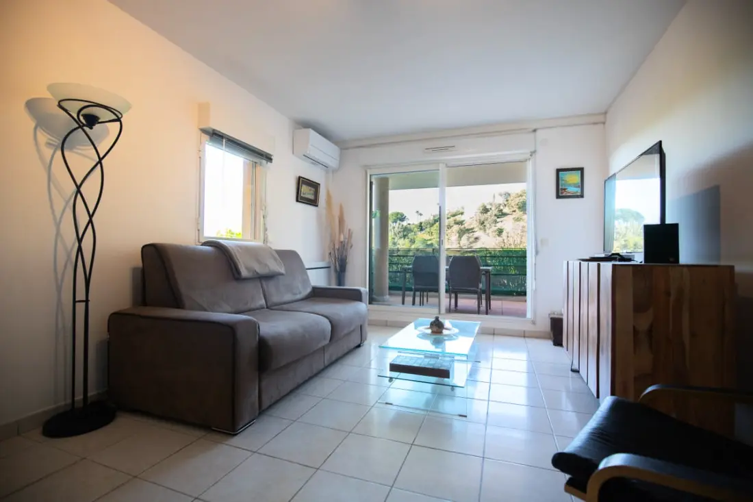 Appartement à Mandelieu - Piscine Et Court De Tennis