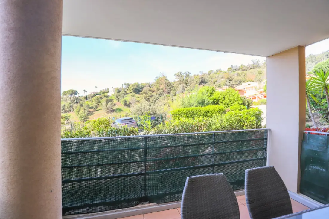 Appartement à Mandelieu - Piscine Et Court De Tennis