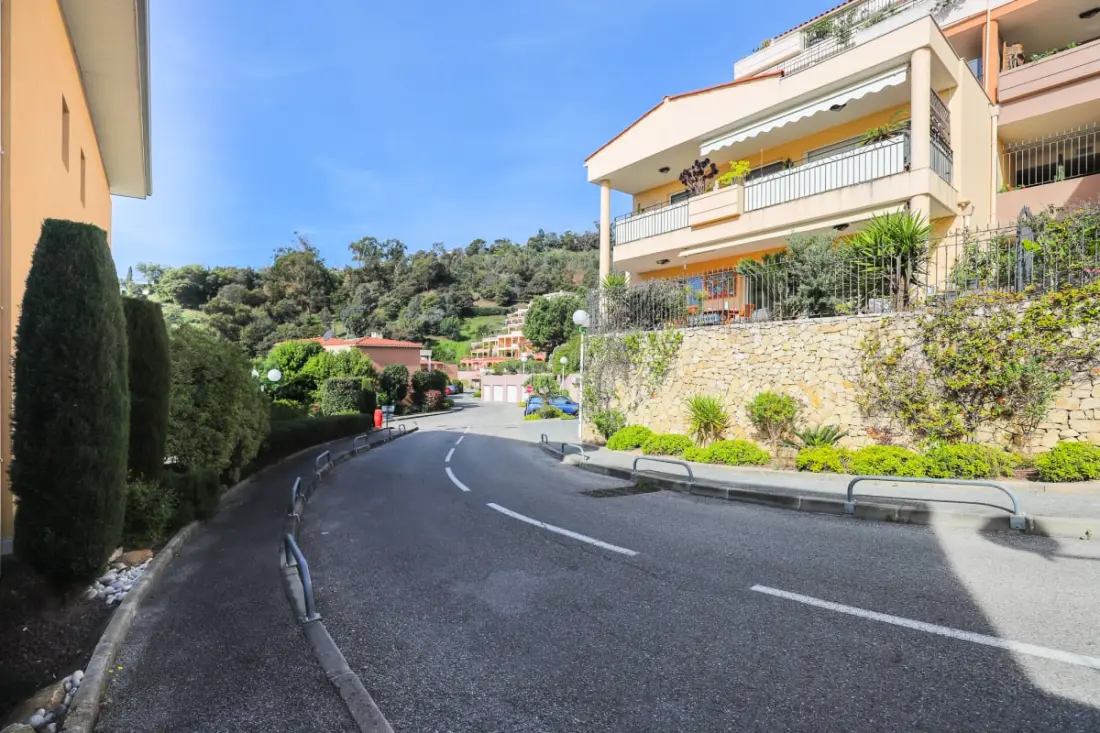 Appartement à Mandelieu - Piscine Et Court De Tennis