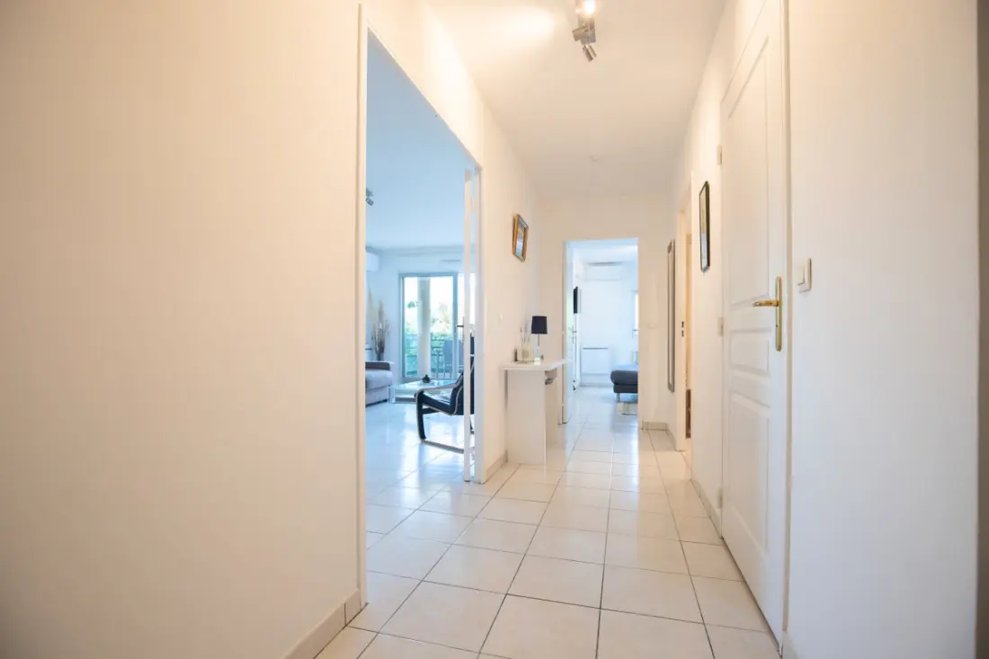 Appartement à Mandelieu - Piscine Et Court De Tennis