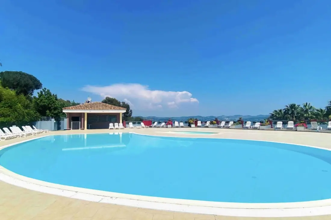 Appartement à Mandelieu - Piscine Et Court De Tennis