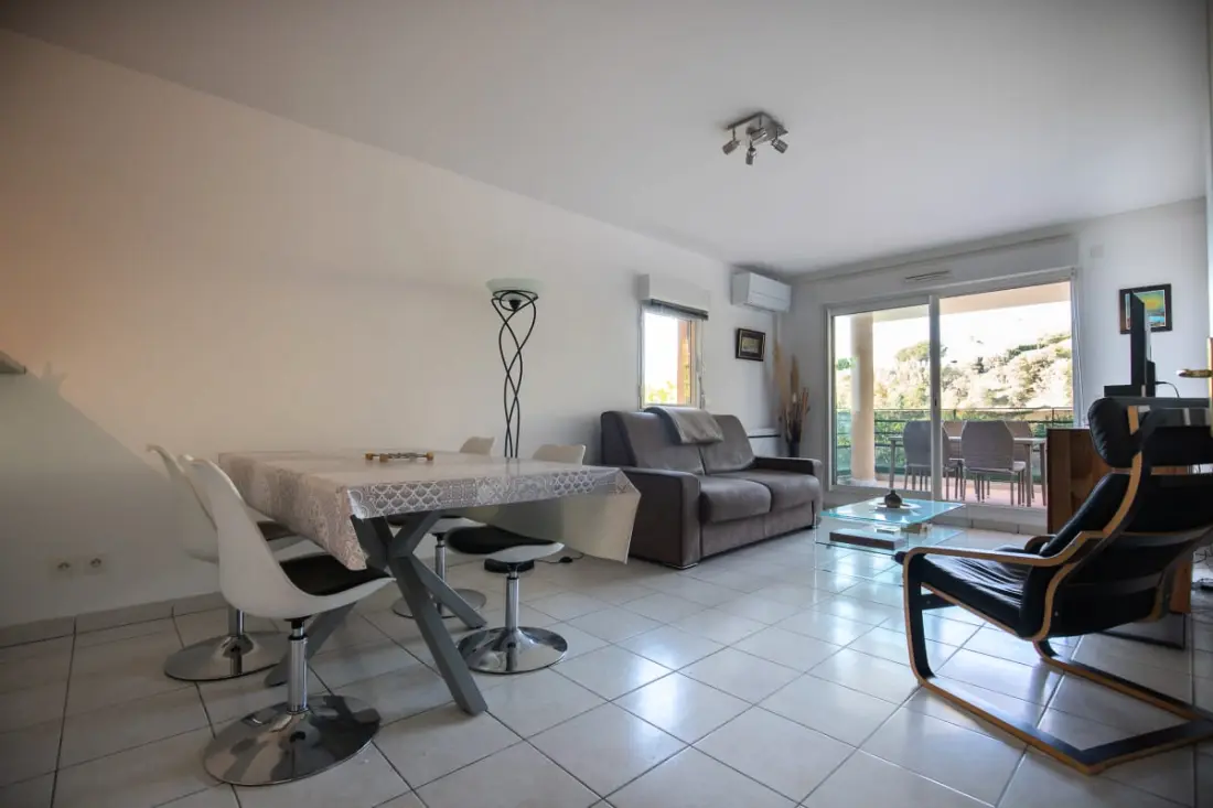 Appartement à Mandelieu - Piscine Et Court De Tennis