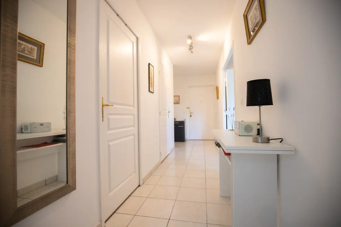 Appartement à Mandelieu - Piscine Et Court De Tennis