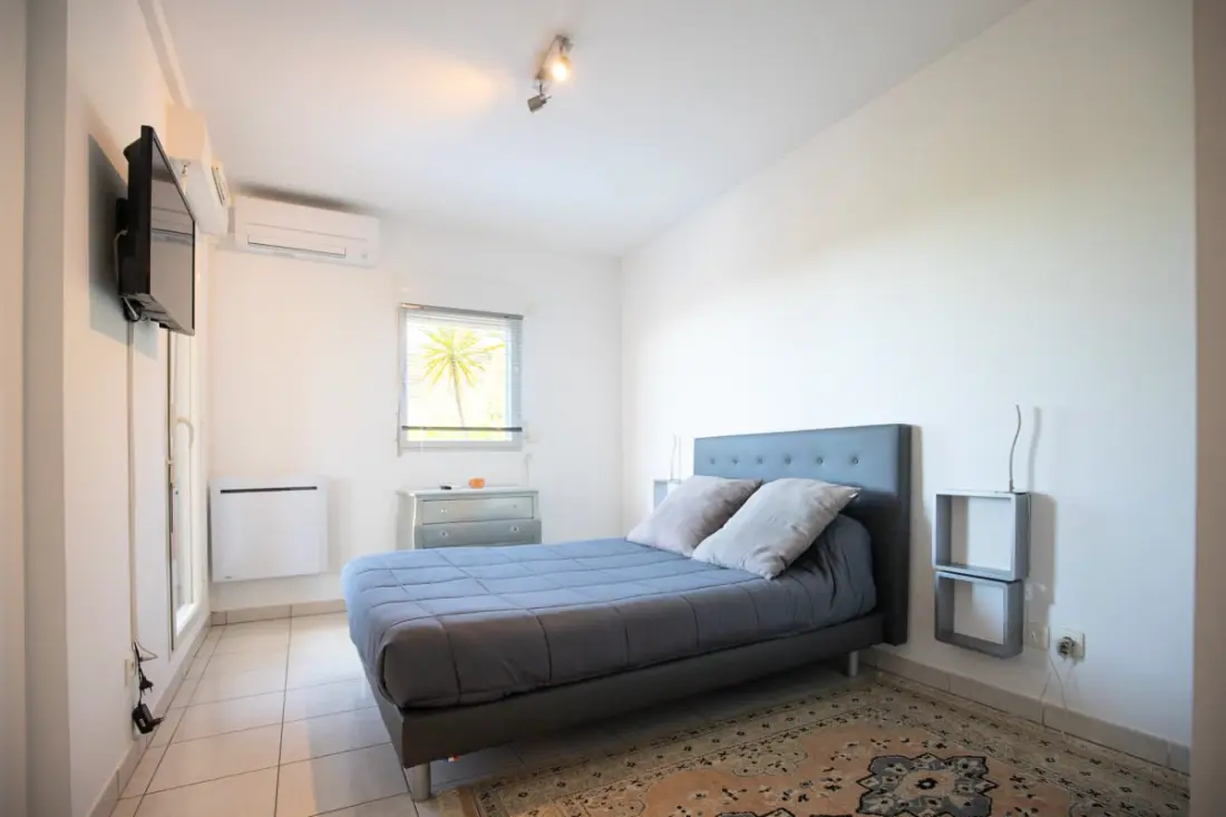 Appartement à Mandelieu - Piscine Et Court De Tennis