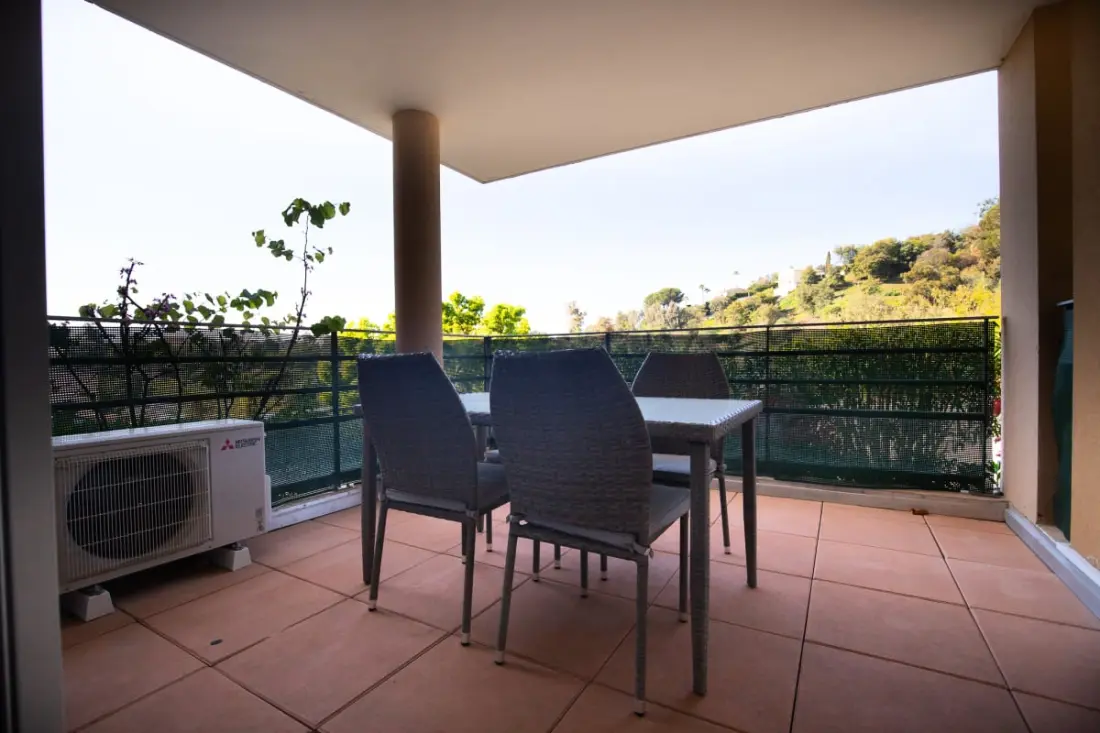 Appartement à Mandelieu - Piscine Et Court De Tennis
