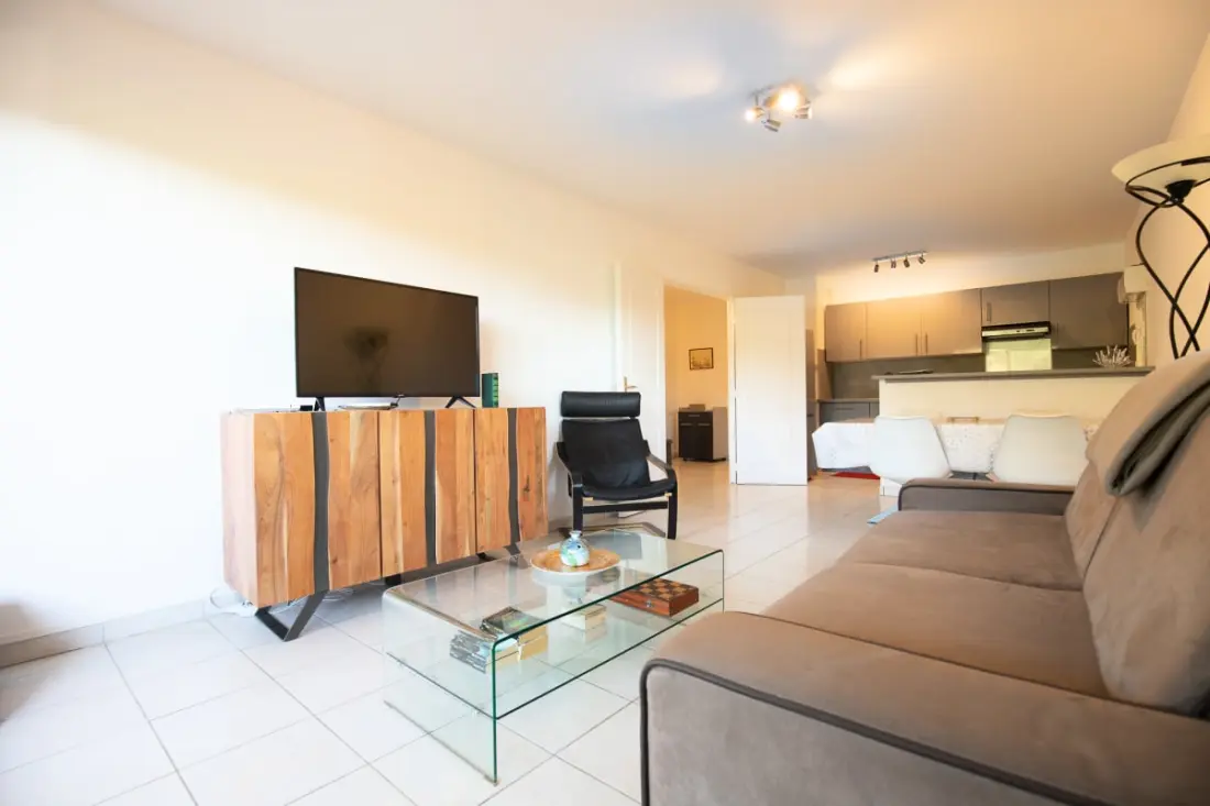 Appartement à Mandelieu - Piscine Et Court De Tennis