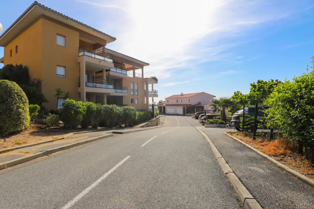 Appartement à Mandelieu - Piscine Et Court De Tennis