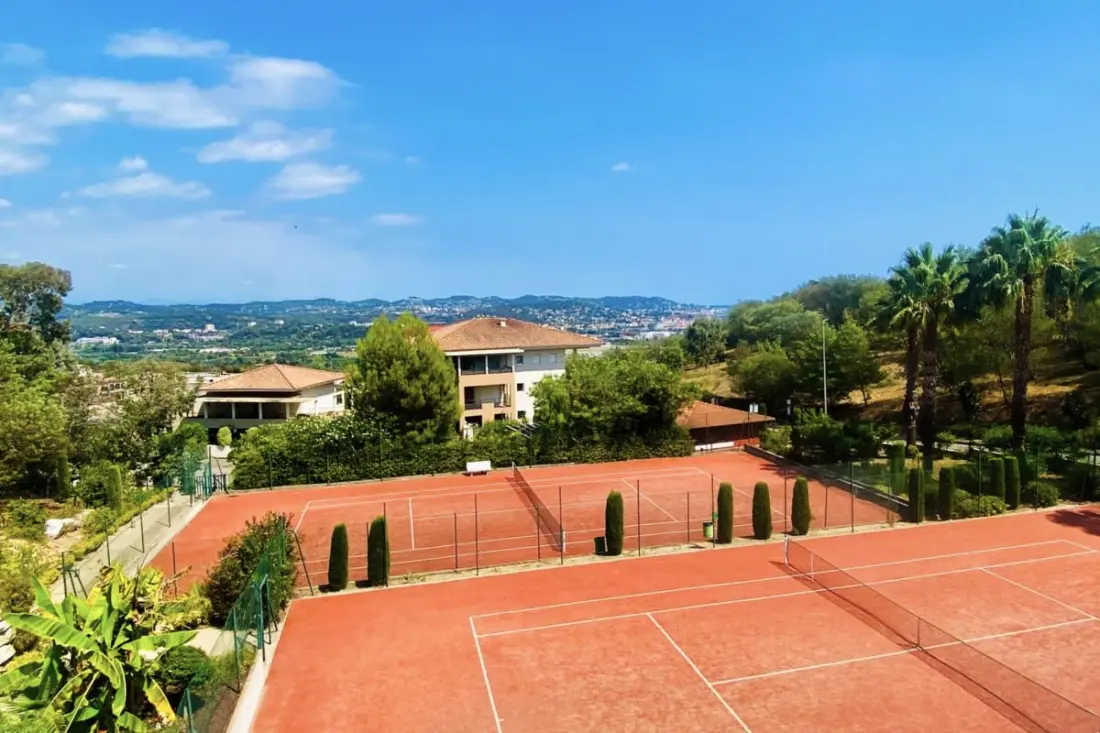 Appartement à Mandelieu - Piscine Et Court De Tennis