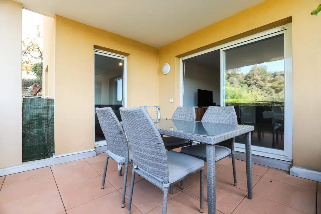 Appartement à Mandelieu - Piscine Et Court De Tennis