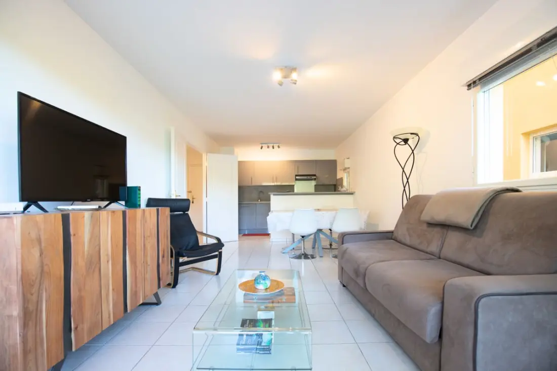 Appartement à Mandelieu - Piscine Et Court De Tennis