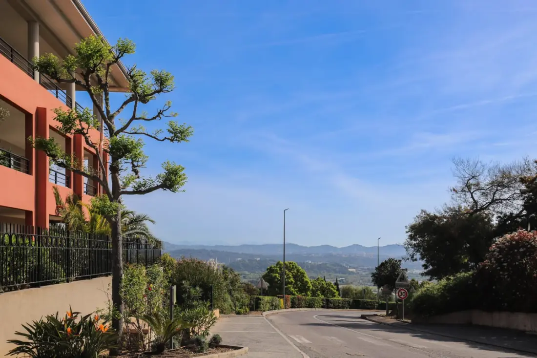 Appartement à Mandelieu - Piscine Et Court De Tennis