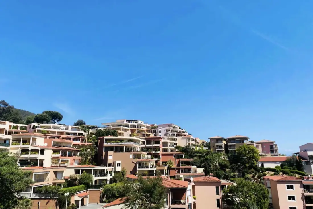 Appartement à Mandelieu - Piscine Et Court De Tennis