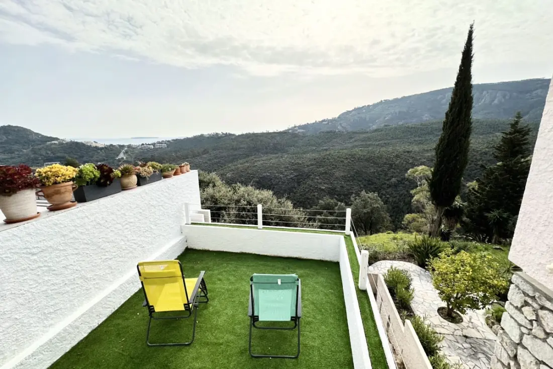 Sublime Studio Avec Grande Terrasse Et Piscine