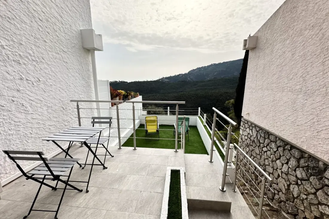 Sublime Studio Avec Grande Terrasse Et Piscine