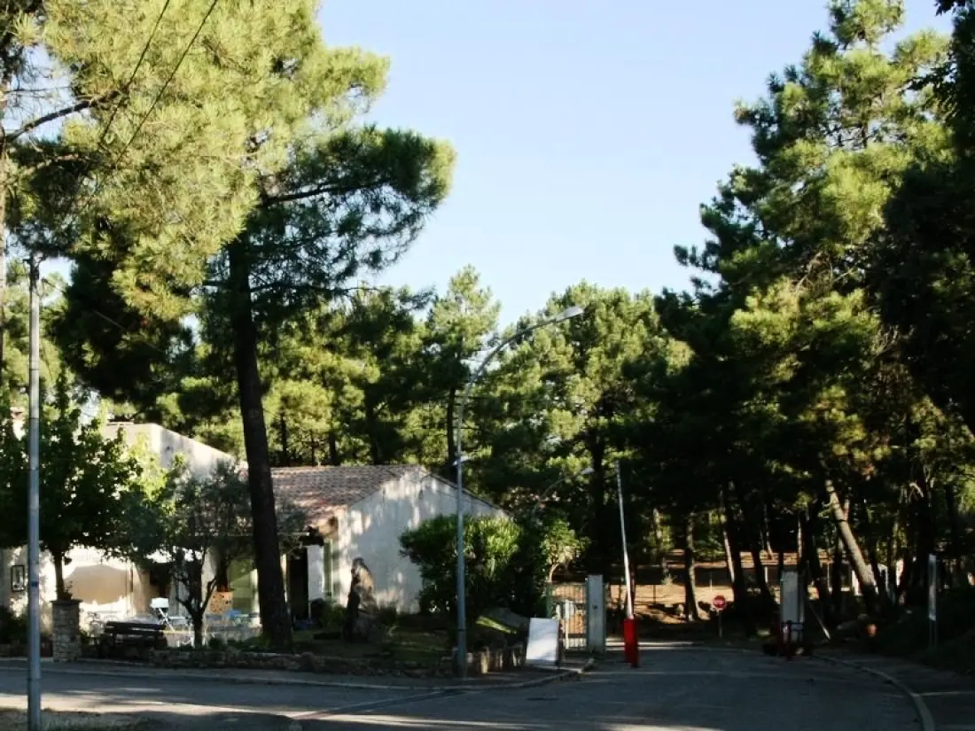 Camping La Pinède en Provence 3 étoiles★★★