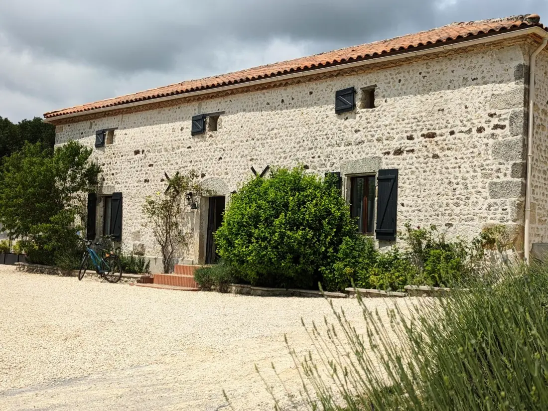 Maison de Vacances MONTMOREAU 2