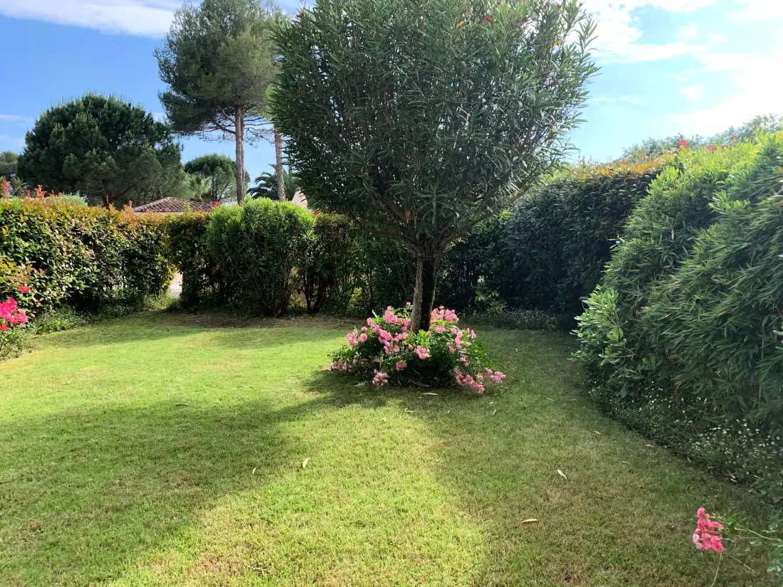 Résidence Wohnung in Mougins mit Gepflegtem Garten
