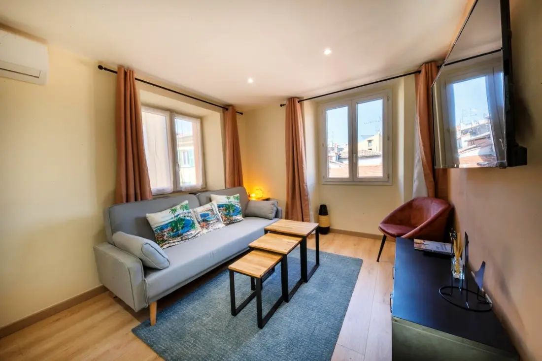 06a2 - Cœur Du Vieux Nice: Bel Appartement Rénové