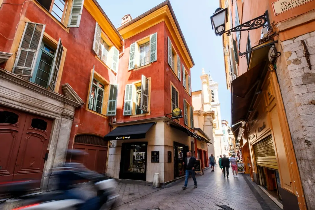 06a2 - Cœur Du Vieux Nice: Bel Appartement Rénové