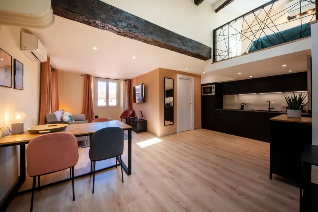 06a2 - Cœur Du Vieux Nice: Bel Appartement Rénové