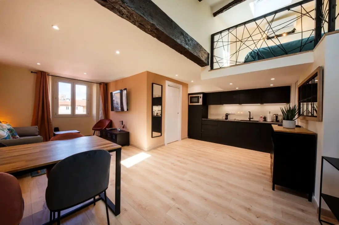 06a2 - Cœur Du Vieux Nice: Bel Appartement Rénové