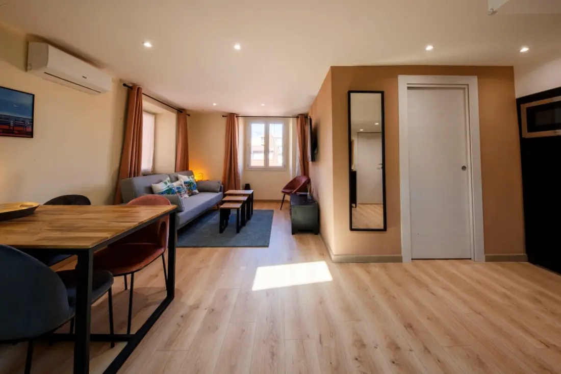 06a2 - Cœur Du Vieux Nice: Bel Appartement Rénové