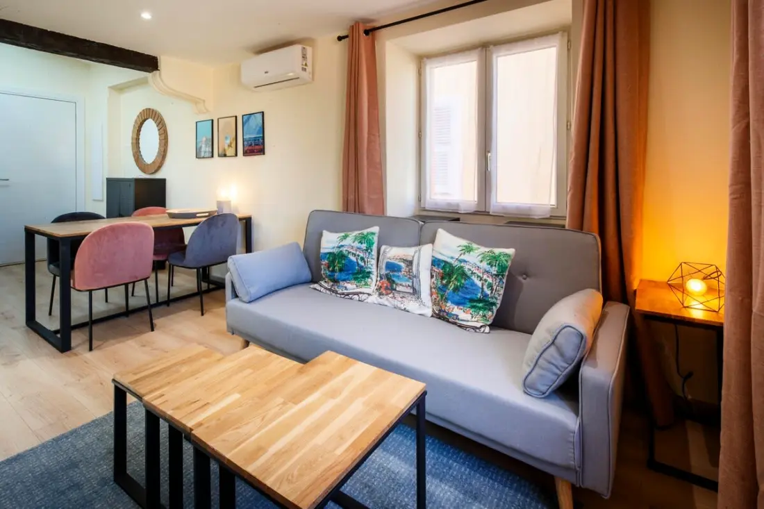 06a2 - Cœur Du Vieux Nice: Bel Appartement Rénové