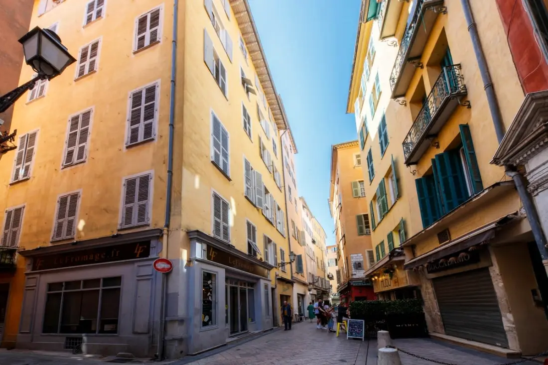 06a2 - Cœur Du Vieux Nice: Bel Appartement Rénové