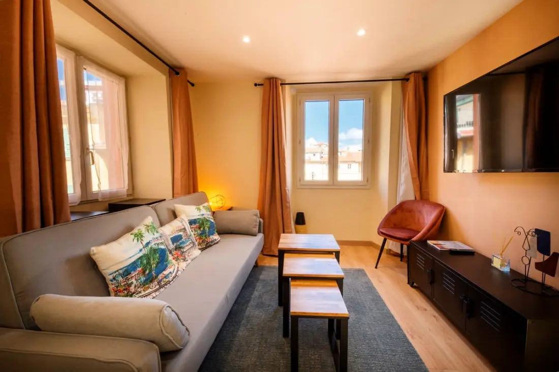06a2 - Cœur Du Vieux Nice: Bel Appartement Rénové