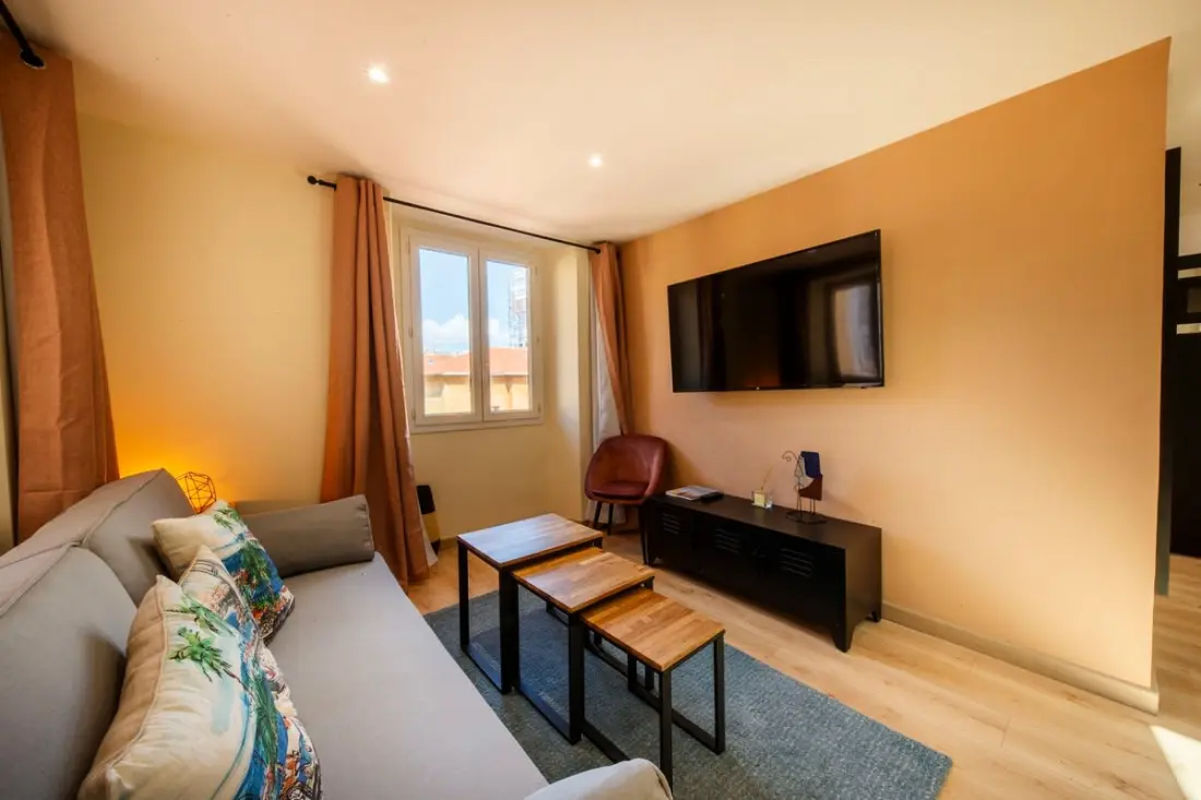 06a2 - Cœur Du Vieux Nice: Bel Appartement Rénové