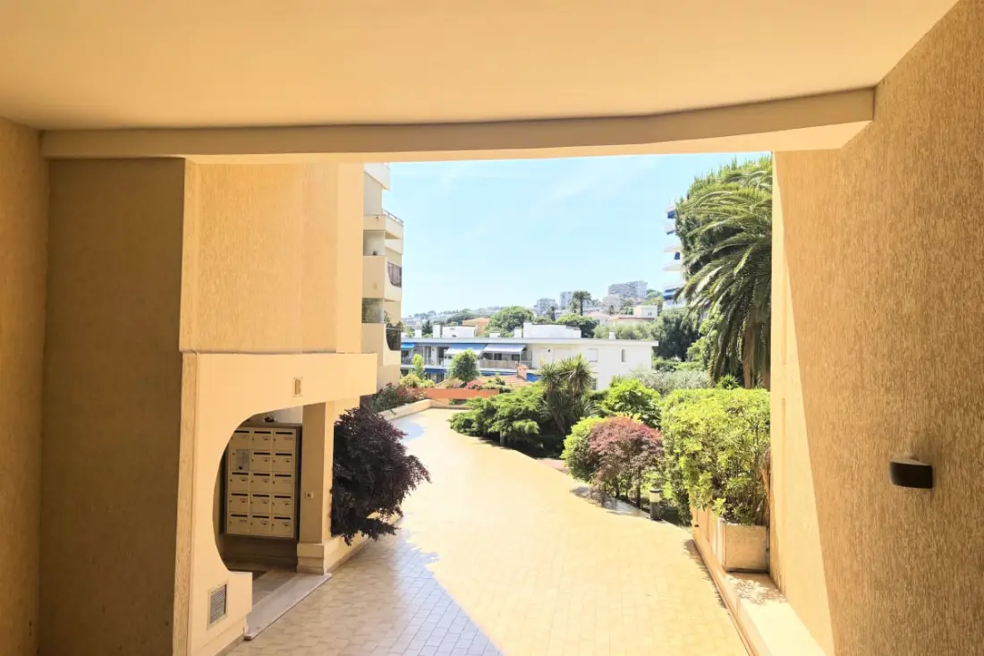 Appart Avec Balcon Et Piscine Près De La Mer