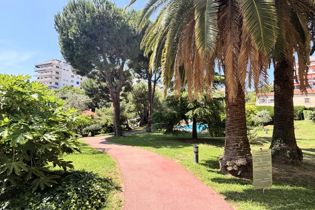 Appart Avec Balcon Et Piscine Près De La Mer