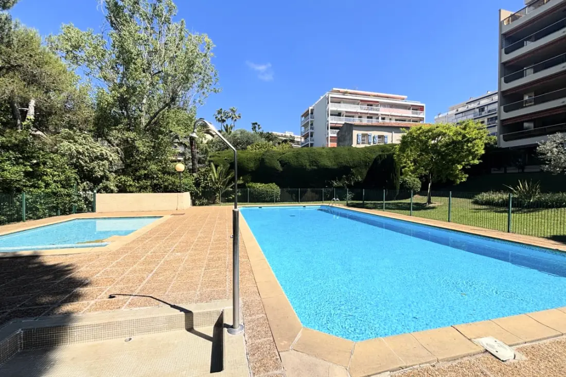 Appart Avec Balcon Et Piscine Près De La Mer